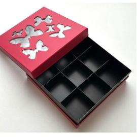 Коробка для конфет ЛЮКС с окном БАБОЧКА 180*180*45 (16) (красная матовая/черная матовая), арт.051941