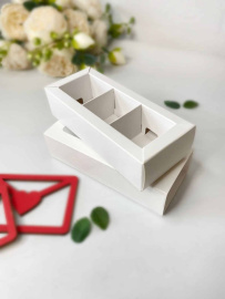 Коробка для 3 конфет с обечайкой с окном, белый, 130*50*33мм, арт.КУ-00558