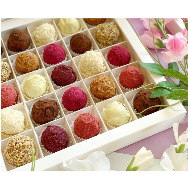 Коробка для конфет 25 шт белая с пластик.крышкой 245*245*30 мм, арт. 050620