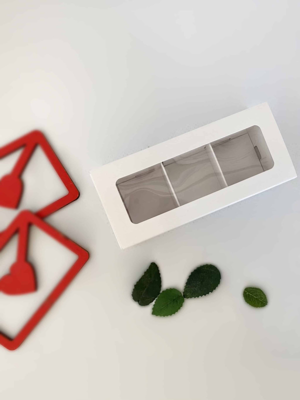 Коробка для 3 конфет с обечайкой с окном, белый, 130*50*33мм, арт.КУ-00558